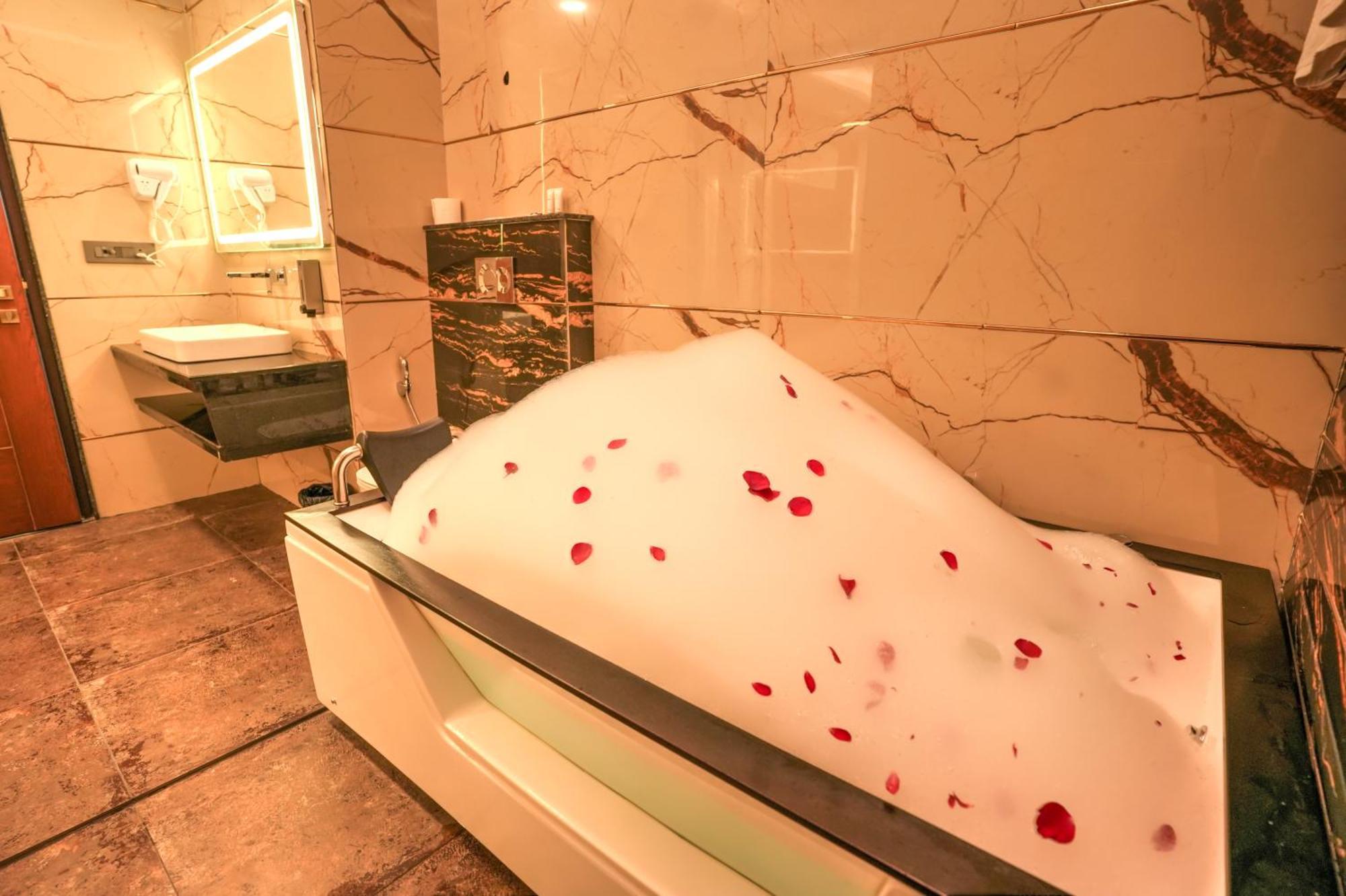Rj Hotel - Managed By Atithi House Greater Noida Zewnętrze zdjęcie